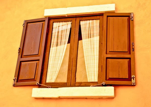 Starožitné okno na pozadí žluté zdi — Stock fotografie
