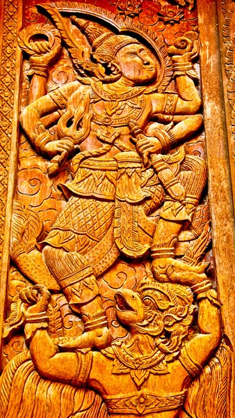La puerta de madera tallada del templo —  Fotos de Stock