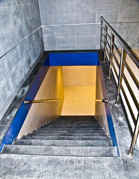 Ikinci kat aşağı merdiven — Stok fotoğraf