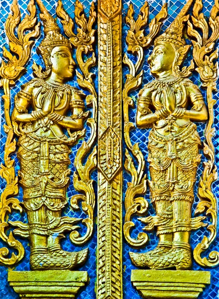 Thajském stylu buddhistické kostelní dveře na phra thart doisuthep, chiangmai, Thajsko — Stock fotografie