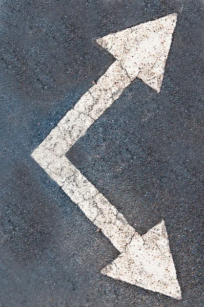 La flecha blanca en el fondo de la carretera —  Fotos de Stock