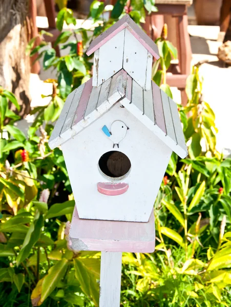 Das hölzerne Vogelhaus auf der Stange — Stockfoto