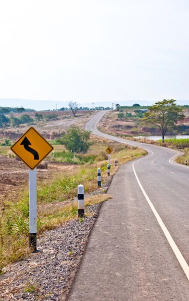 El puesto de guía con carretera curva — Foto de Stock