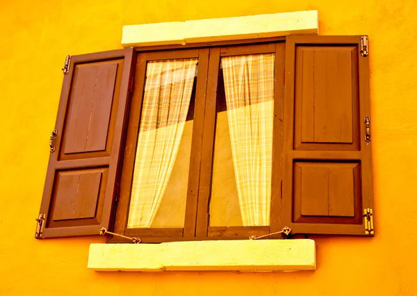 Det gamla fönstret på gul vägg bakgrund — Stockfoto