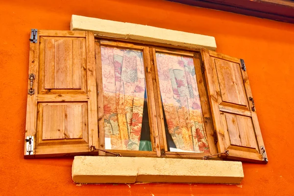 La ventana Vieja sobre el fondo de pared —  Fotos de Stock
