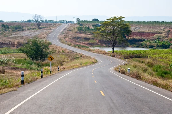 A curva da estrada na colina — Fotografia de Stock