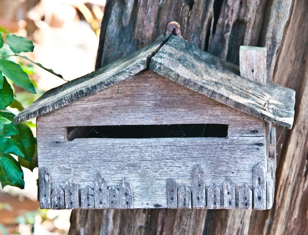 Стара дерев'яна поштова скринька — стокове фото