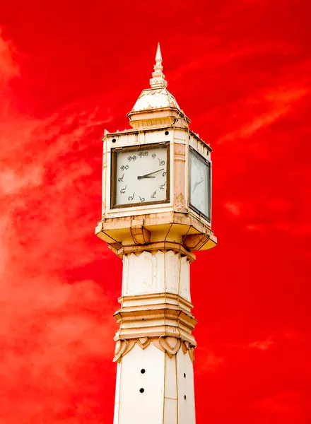 O relógio de torre tailandesa de número estilo tailandês isolado no céu vermelho ba — Fotografia de Stock
