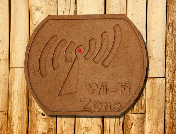 Het teken van wi-fi-zone op hout achtergrond — Stockfoto