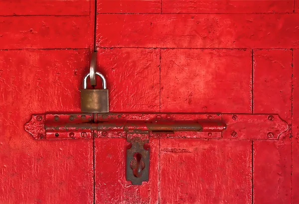 Eski ana anahtar ve eski cıvata üzerinde kırmızı ahşap kapı — Stok fotoğraf