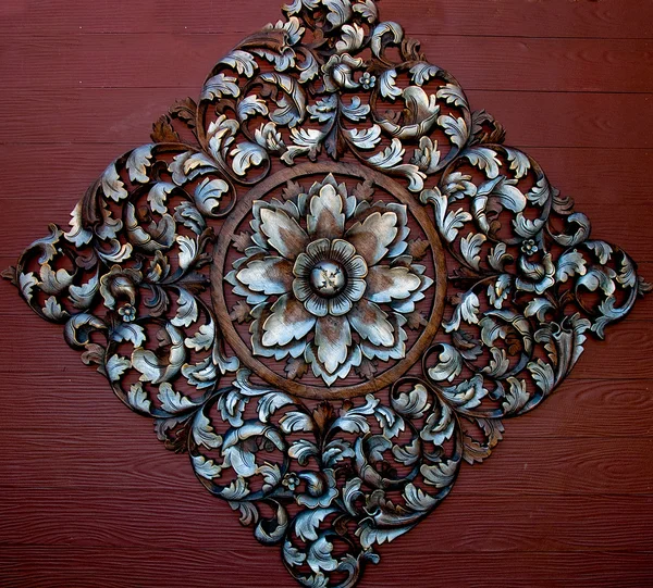 Το παλιό σκάλισμα ξύλινο στολίδι του ταϊλανδέζικο στιλ μοτίβο λουλουδιών — Φωτογραφία Αρχείου