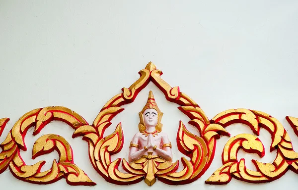 Le statut d'ange sur fond de mur dans le temple — Photo