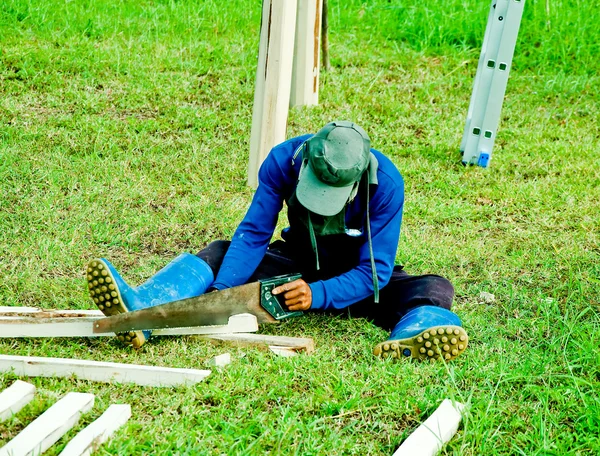 De mannen van de werknemer hout snijden — Stockfoto