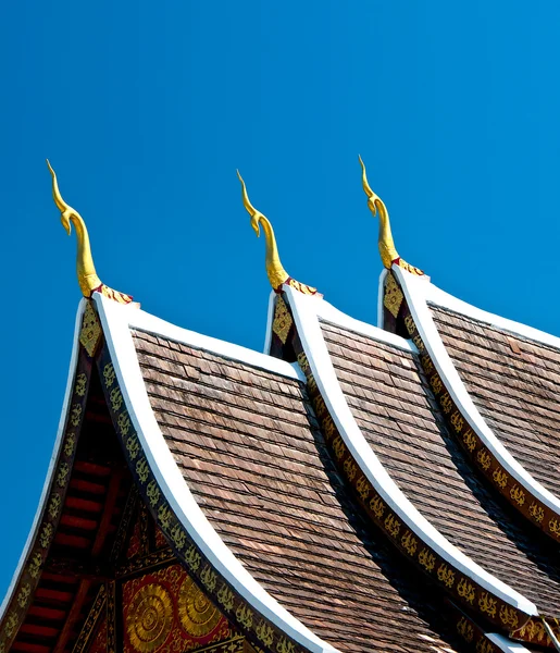 O belo telhado do templo no fundo azul do céu — Fotografia de Stock