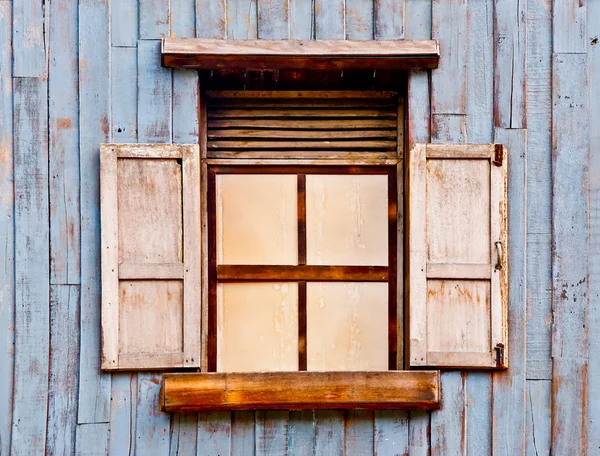 La vieja ventana de madera — Foto de Stock