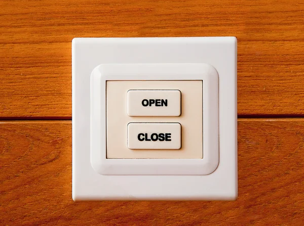 Кнопка переключения открывания и закрытия на деревянном фоне — стоковое фото