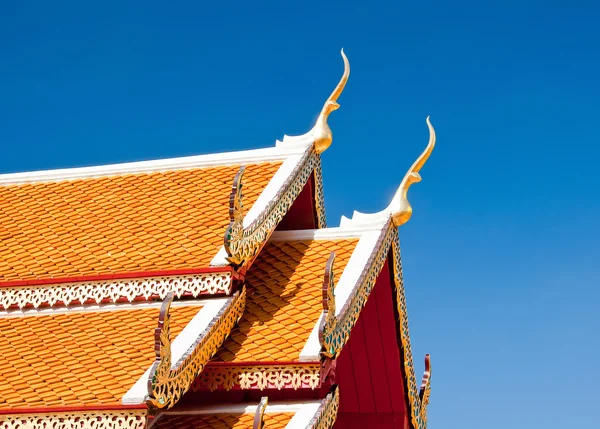 Het prachtige dak van tempel op blauwe hemelachtergrond — Stockfoto