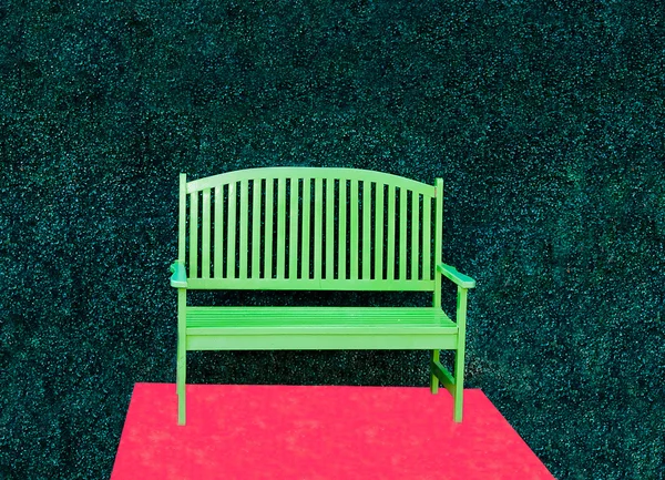 La panchina verde con sfondo cuore rosso — Foto Stock