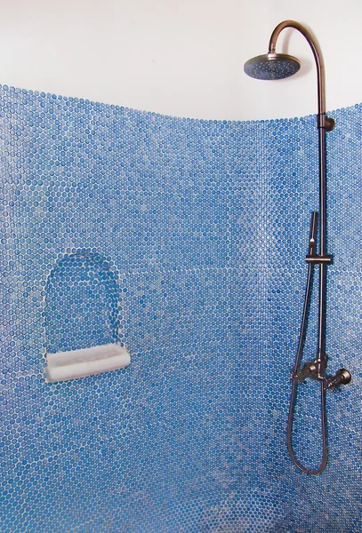 A cabeça de chuveiro moderna no banheiro — Fotografia de Stock