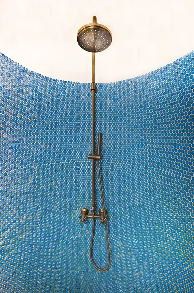 A cabeça de chuveiro moderna no banheiro — Fotografia de Stock