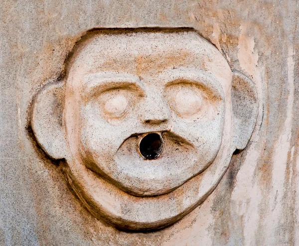 Skulpturen av huvudet män på vägg — Stockfoto