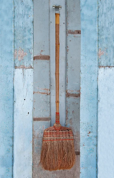 La vecchia scopa su sfondo di legno — Foto Stock