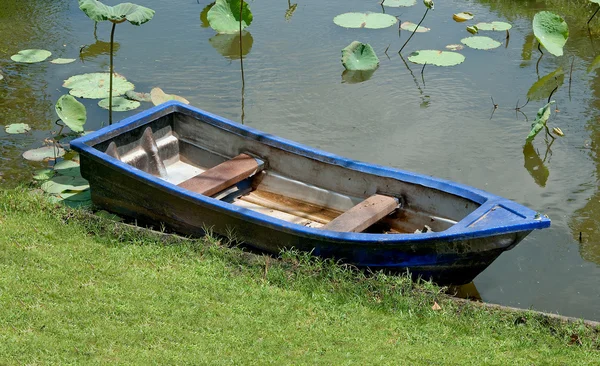 Das alte Boot auf dem Fluss — Stockfoto