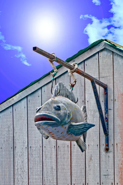 Mavi gökyüzü arka plan oltaya ile balık oyma — Stok fotoğraf