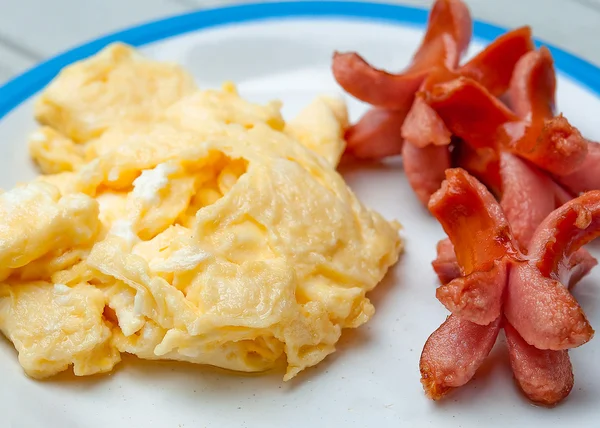 Närbild omelett med korv — Stockfoto
