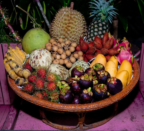 Las frutas tailandesas en la cesta de bambú — Foto de Stock