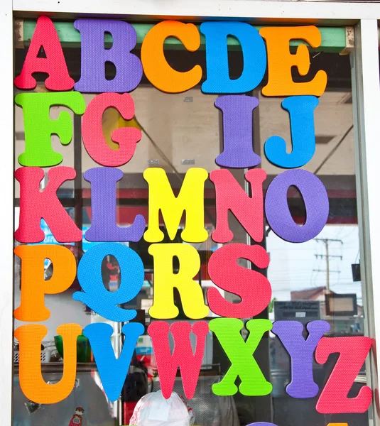 Das Alphabet aus Gummipaste auf Spiegel — Stockfoto