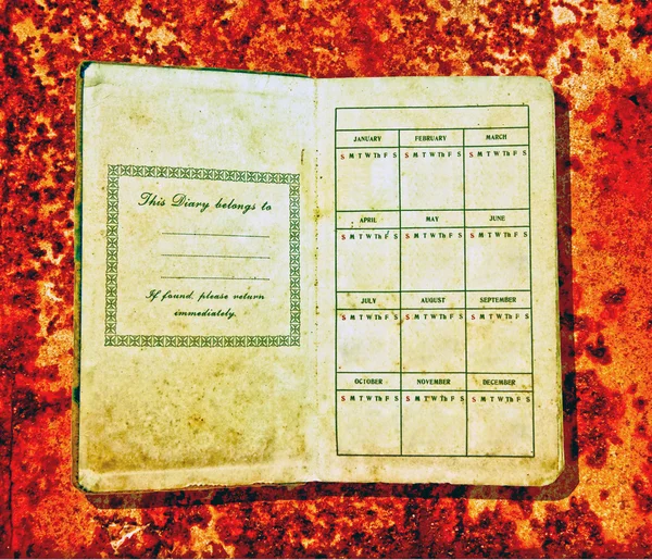 Винтажный дневник изолирован на фоне ржавчины — стоковое фото