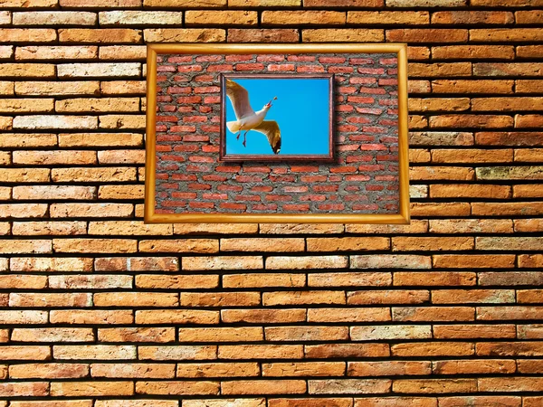 Träram på tegel vägg bakgrund — Stockfoto