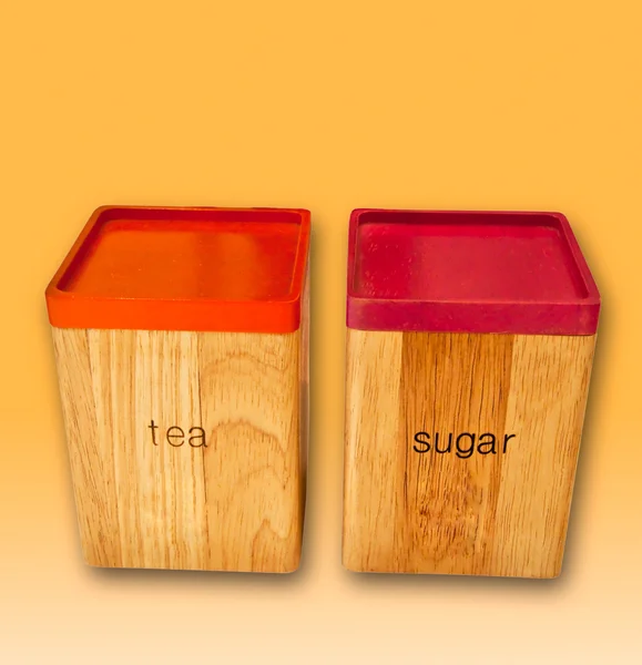Çay ve şeker izole kahverengi zemin üzerinde depolama ahşap kutu — Stok fotoğraf