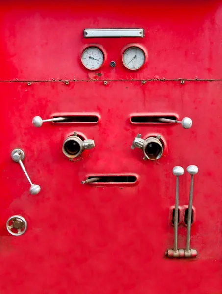 Krom ringer och ventiler på gamla röd brandbil — Stockfoto