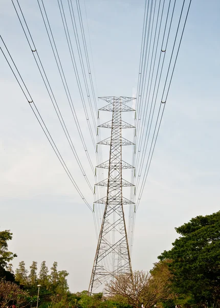 Las torres y cables de alto voltaje contra el cielo azul — Foto de Stock