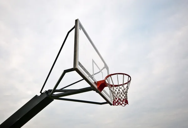 Hoop košík míč na venkovní kurt — Stock fotografie