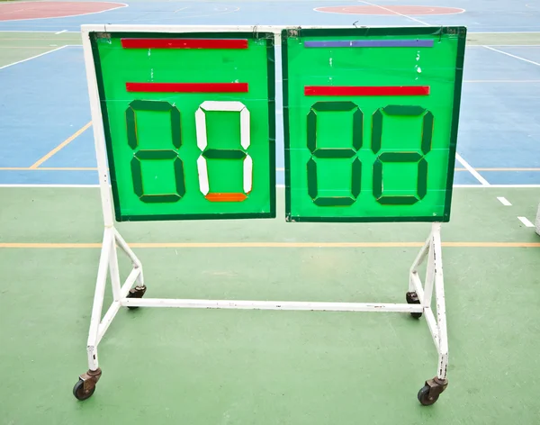 El marcador portátil en el campo de baloncesto — Foto de Stock