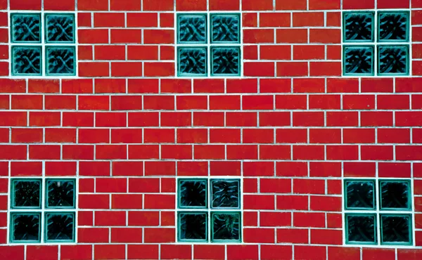 Het glas blok op rode bakstenen muur — Stockfoto