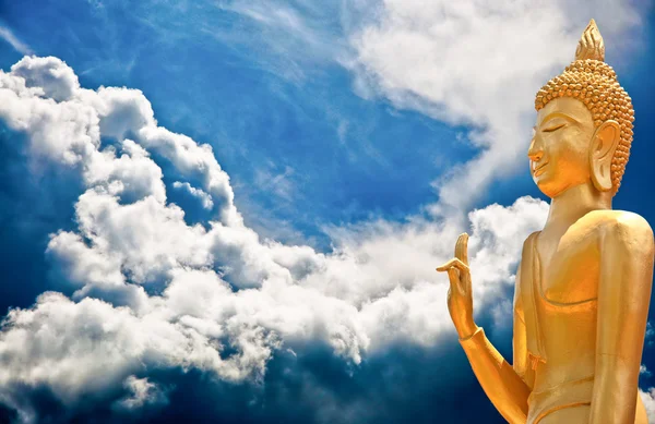 O status de Buda no fundo da nuvem — Fotografia de Stock