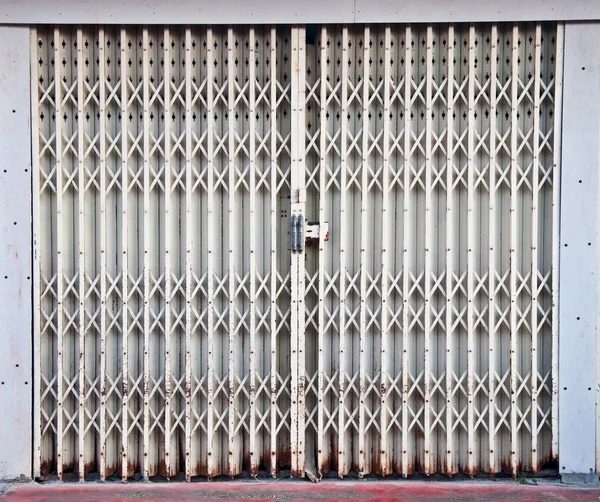 古い鋼ロックされたドア — ストック写真