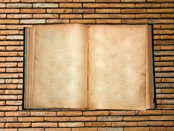 Винтажная книга на фоне стен — стоковое фото