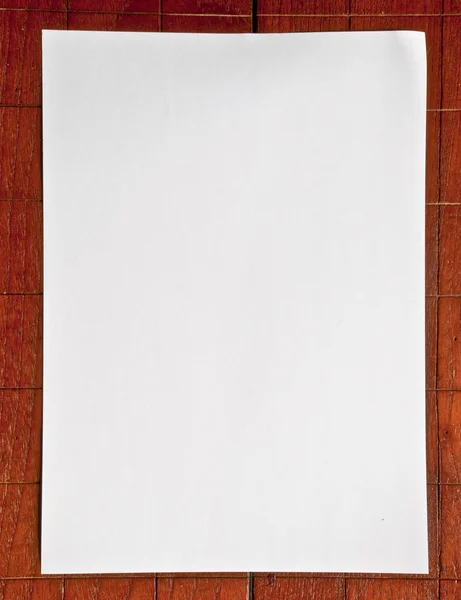 Libro bianco sullo sfondo di legno — Foto Stock