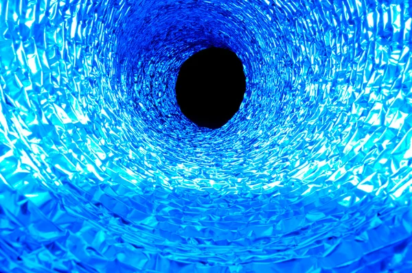 O buraco negro na folha azul — Fotografia de Stock