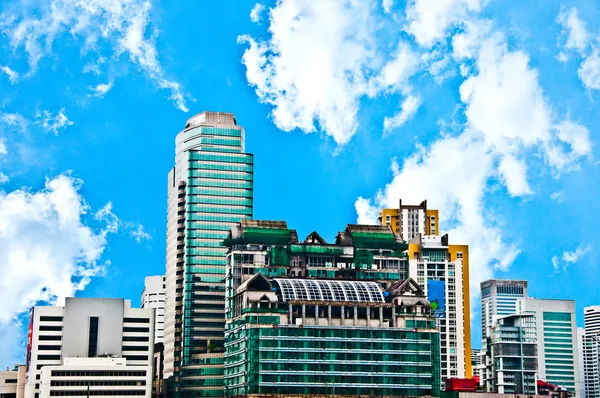 青い空と近代的な建物 — ストック写真