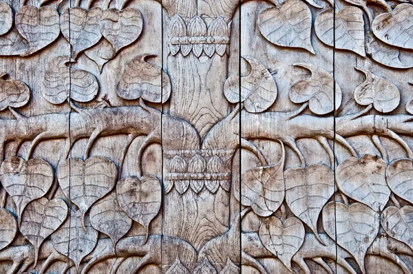 Le bois de sculpture de feuille motif poh arbre — Photo