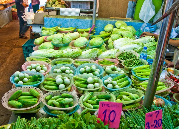 De färska grönsakerna på marknaden — Stockfoto