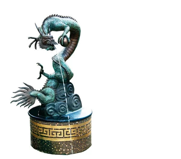 Die Skulptur Stahl des Drachen, der Wasser versprüht — Stockfoto