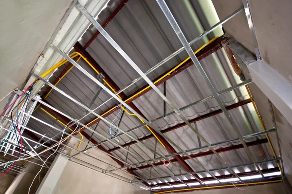 Le plafond et le câble en construction — Photo