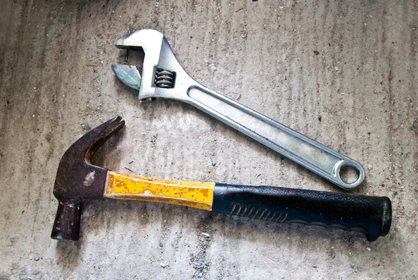 O martelo e chave inglesa — Fotografia de Stock
